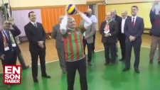 Binali Yıldırım ile Voleybol Öğreniyorum