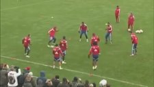Bu Adamlardan Topu Almak İmkansız