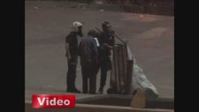 Biber Gazından Etkilenen Çocuğa Yardım Eden Polis