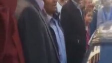 Atatürk Çıkartmasını Kaldırmak İsteyen Polis