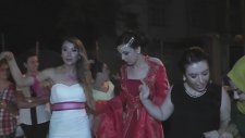 Halayı İcat Eden Siyah Elbiseli Kız