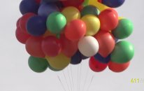 90 Balon İle Gökyüzüne Uçan Adam