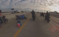 Motosikletten Düşen Kız ve Arkadaşı