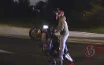 Otobanda Motosikletle Uzun Süre Tek Tekerlek Üzerinde 3