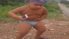 Minik Çocuktan Göbek Dans Şov
