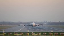 Boeing 747 Yolcu Uçağı Sağ İniş Takımı Açılmadan İniş Yaptı