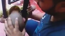 Kafasını Demir Parmaklıklara Sıkıştıran Çocuk
