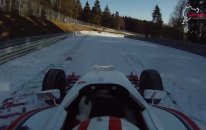Nurburgring Pistinde Karda Formula Aracı Kullanmak