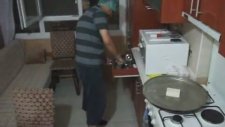 Fondaki Türkünün Sesini Abartıp Kendi Sesini Duyuramayan Adam