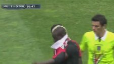 Hakemin Sarı Kartını Çalan Muntari
