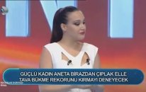 6 Tavayı Eliyle Rulo Şeklinde Büken Kadın
