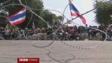 Polis Memurlarının Arasına El Bombası Atmak - Bangkok