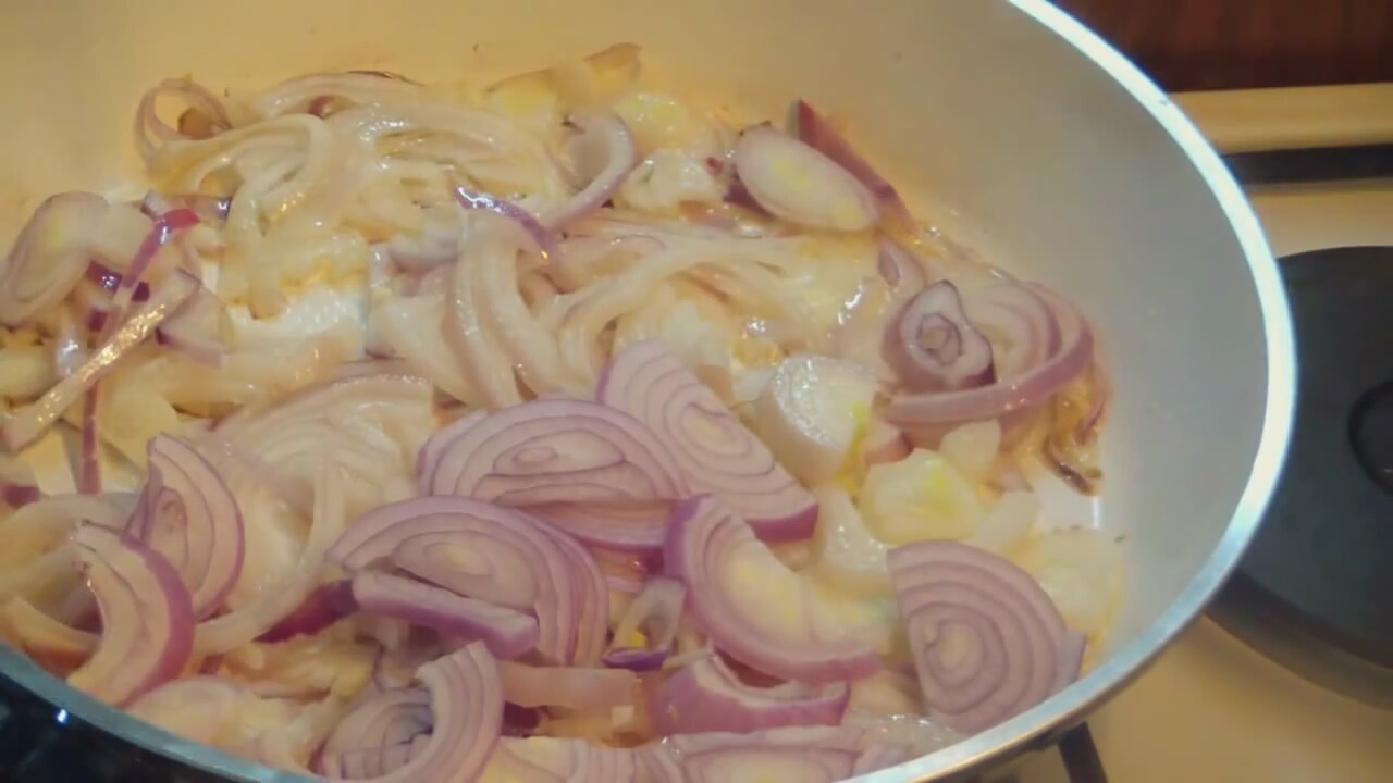 Soğanlı Yumurtalı Makarna Videosu Soğanlı Yumurtalı Makarna Videosu