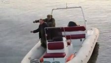 El Bombasıyla Balık Tutmaya Çalışan Ruslar