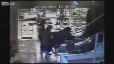 Yürüyen Merdivene Kapılıp Uçan Teyze