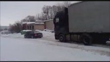 Kara Saplanan TIR'ı Çeken Otomobil