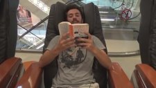 Masaj Koltuğu Eşliğinde Kitap Okumak - Parodi