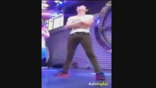 Asyalı Kızdan Çılgın Gentleman Dansı
