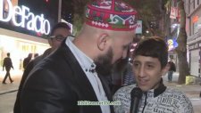 Ateistleri Kesmek İsteyen Gençler