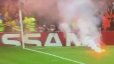 Emirates'te Sahaya Meşale Atan Galatasaray Taraftarı