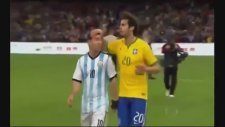Messi'nin Forma Değiştirmek İsteyen Kaka'yı İplememesi