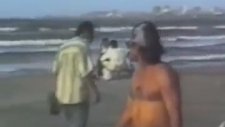 Plajda Güneşlenen Kızın Üstüne Düşen Adam
