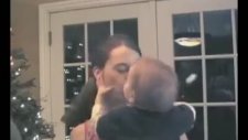 Annesini Babasından Kıskanan Sevimli Bebek