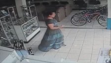 Eteğine Dünyaları Sığdıran Kadın