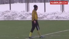 Futbol Maçında Telefonla Konuşan Adam