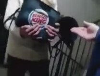 Gariban Servis Elemanını Yorarak Burger King'i Protesto Etmek