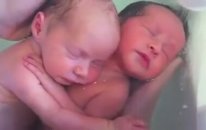 İkiz Bebekler Nasıl Banyo Yaptırılır?