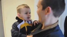 Babasının İkiz Kardeşini İlk Defa Gören Bebek