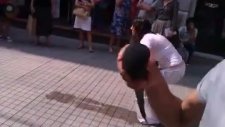 İstiklal Caddesi'nde Bir 'Şey' Yapan Kadın