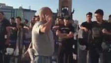 Polislerin Karşısında Telefonla Devrimcilerle Konuşmak