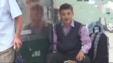 Durakta Çakmak Gazı Çeken Ortaokul Öğrencisi