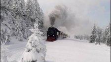 Biriken Karda Yara Yara İlerleyen Tren