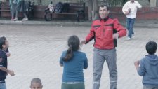 Kırmızı Coca-Cola Kamyonu Mutluluk Dağıtıyor