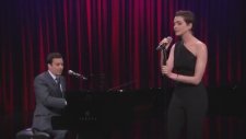 Jimmy Fallon ve Anne Hathaway Düeti