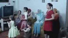 Türbanlı Kadın Evde Oynuyor