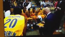 Alba Berlin koçu Sasa Obradovic ile Amerikalı oyuncu Alex Renfroe mola sırasında birbirine girdi!