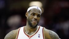 Lebron James Yüksekten Uçtu Ve Ters Alley-Oop Yaptı
