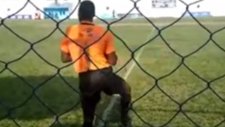 Yan hakem maçı bıraktı, dans etmeye başladı!
