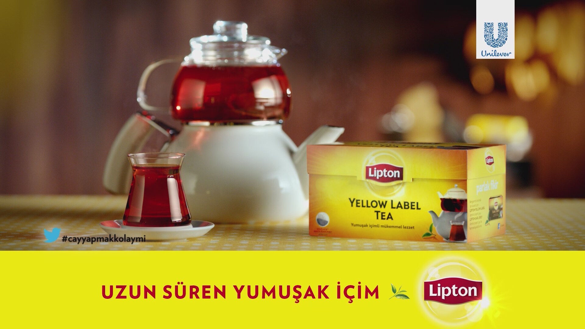 Пока чай стынет двое играли. Lipton. Реклама чая Липтон. Чайник из рекламы Липтон. Липтон в бутылке.