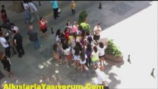 Kadıköy'de Yürüyüş Yapan Justin Bieber Hayranları