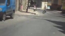 Motorun Üzerine Yatarken Yere Oturmak