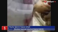 Okuldan Kaçarken Kafasını Kapıya Sıkıştıran Çocuk