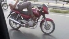 Sırtüstü Yatarak Motorsiklet Kullanmak