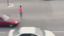 Trafikle Dalga Geçen Rahatsız Adam