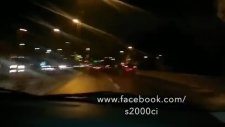 Trafikte Makas Atarken Ebesini Gören Eleman