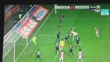 İşte Augsburg'lu Kalecinin Son Saniyede Attığı Gol